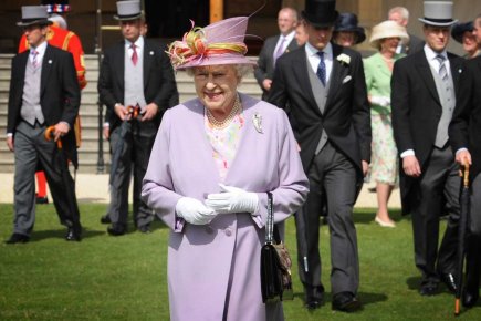 346493-reine-elizabeth-ii-cours-reception.jpg