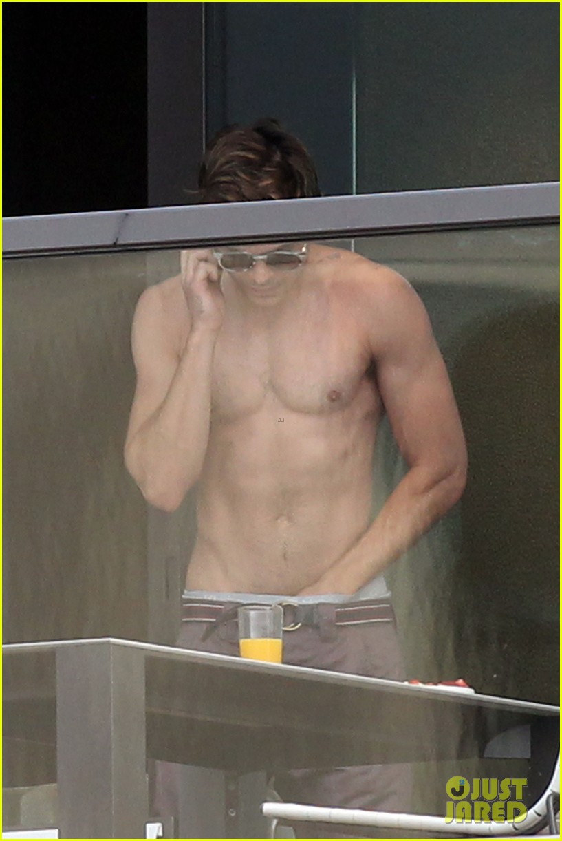 zac-efron-shirtless-sydney-03.jpg