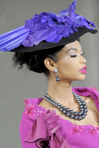 Dior-chapeau-plume-bleue.jpg