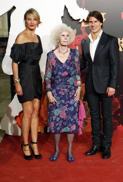 actors-cruise-and-diaz-pose-with-spain-duchess-alba-during-the-world-premiere-their-film-knight-day-seville.jpg